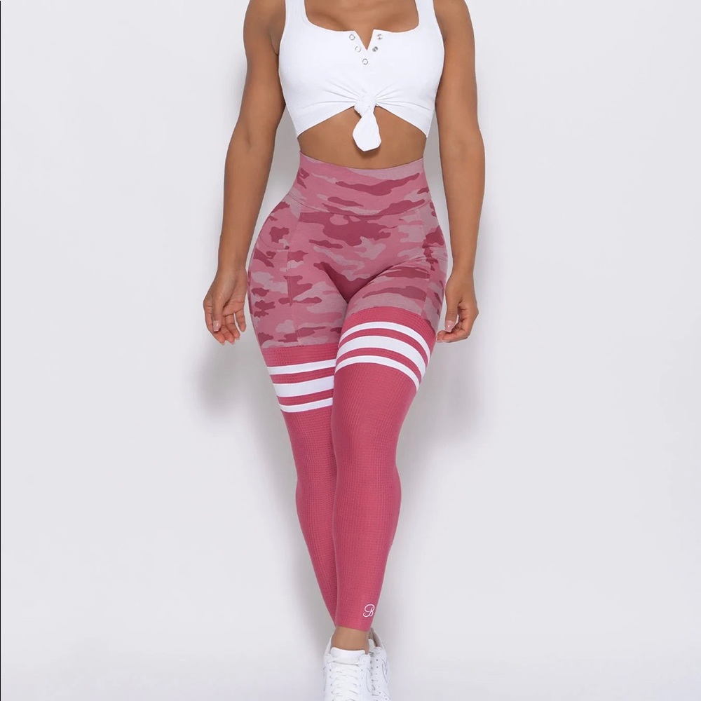Bombshell sportswear booty scrunch Thigh high leggings size small in EUC